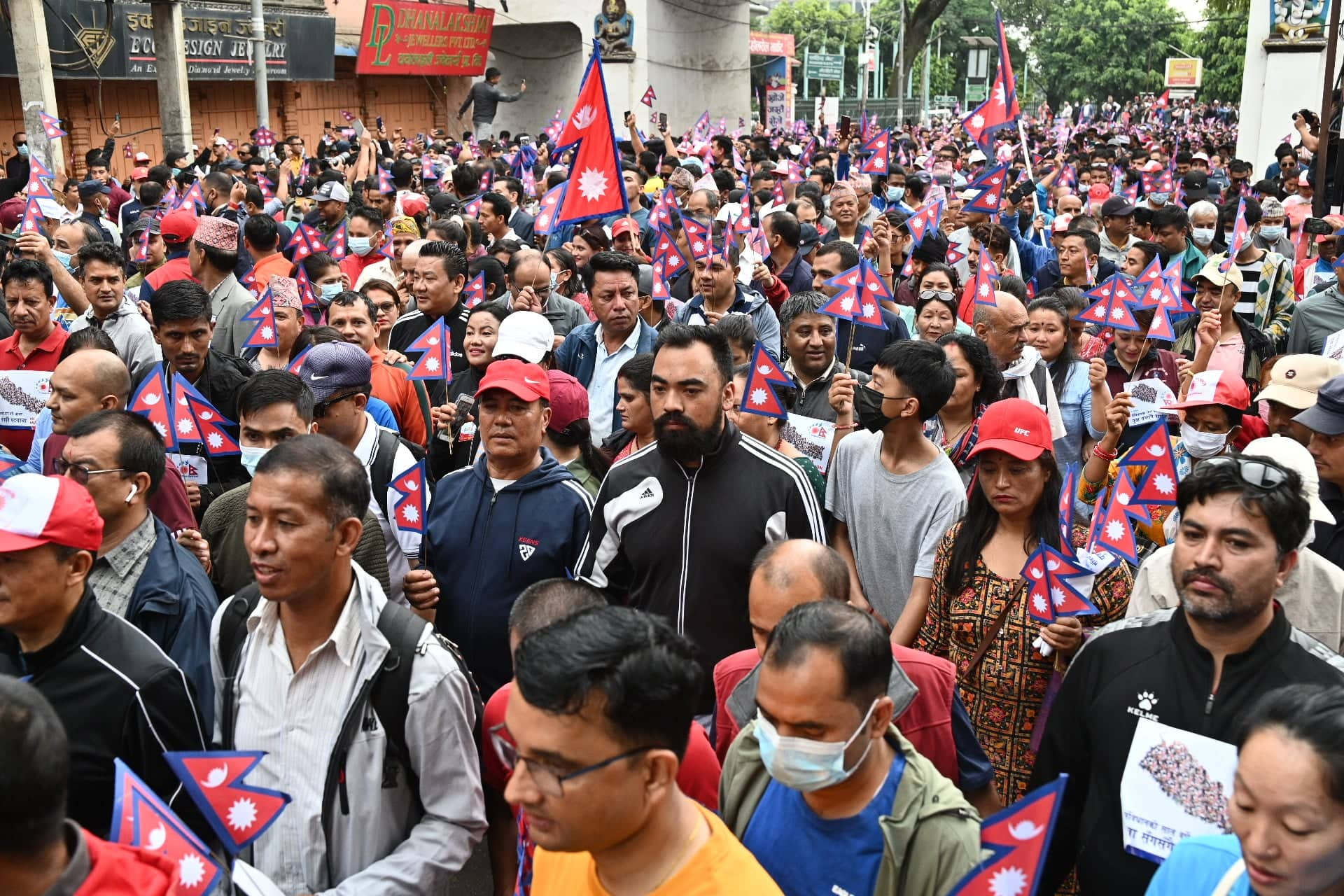 राष्ट्रिय झण्डा बाेकेर काठमाडाैंमा एमालेकाे पदयात्रा (तस्वीरहरू)